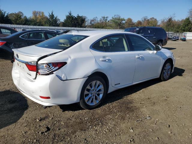 JTHBW1GG2F2094748 - 2015 LEXUS ES 300H WHITE photo 3