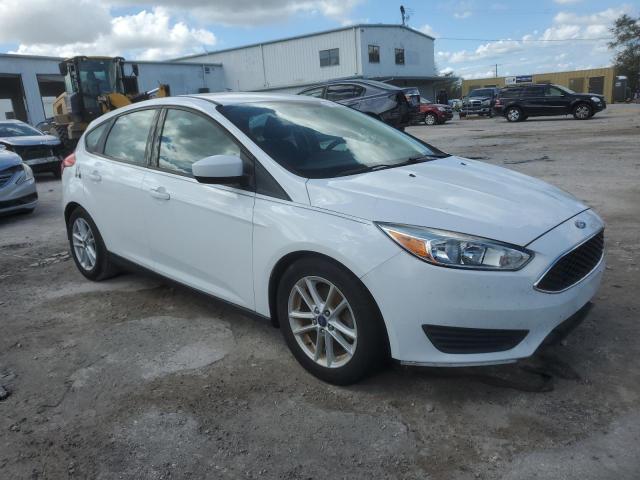 1FADP3K21JL256599 - 2018 FORD FOCUS SE WHITE photo 4