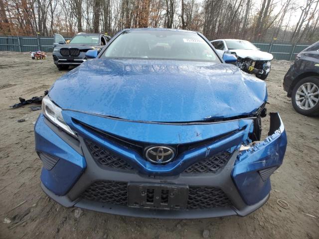 4T1B11HK7JU065788 - 2018 TOYOTA CAMRY L BLUE photo 5