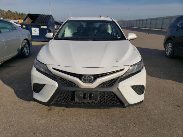 4T1B11HK5JU084677 - 2018 TOYOTA CAMRY L WHITE photo 5