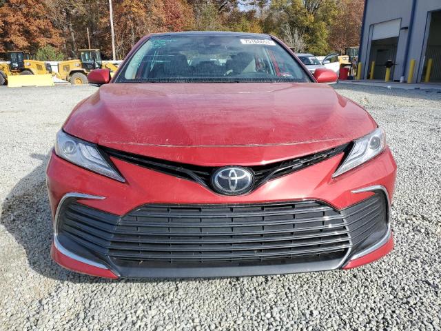 4T1F11AK6PU100342 - 2023 TOYOTA CAMRY XLE RED photo 5