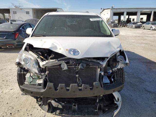 5TDYK3DC5CS250645 - 2012 TOYOTA SIENNA XLE WHITE photo 5