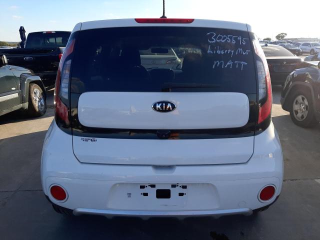 KNDJP3A52J7625472 - 2018 KIA SOUL + WHITE photo 6