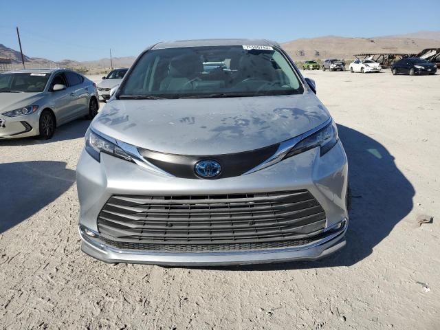 5TDYSKFC9MS007770 - 2021 TOYOTA SIENNA XLE SILVER photo 5