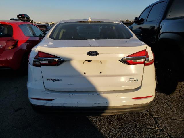 3FA6P0LUXKR261617 - 2019 FORD FUSION SE WHITE photo 6