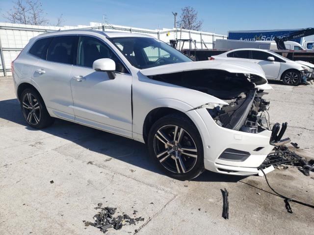 YV4A22RKXJ1081001 - 2018 VOLVO XC60 T6 MOMENTUM WHITE photo 4