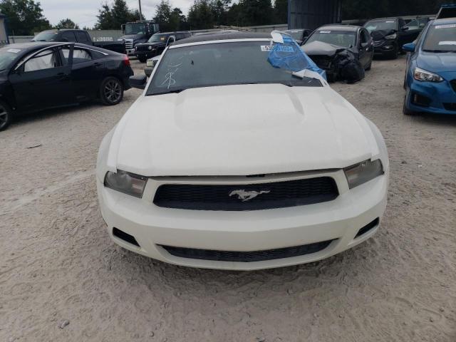 1ZVBP8EM3C5276465 - 2012 FORD MUSTANG WHITE photo 5