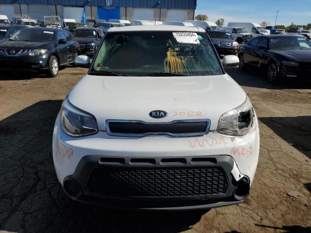 KNDJN2A26G7378097 - 2016 KIA SOUL WHITE photo 5