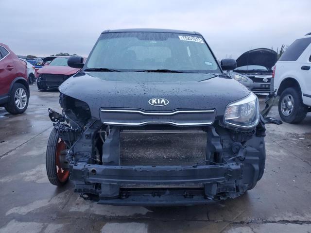 KNDJN2A21H7885524 - 2017 KIA SOUL BLACK photo 5