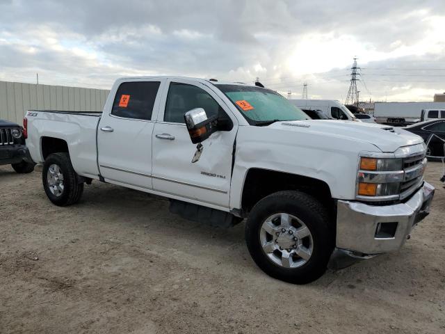 1GC4KXEY4KF101366 - 2019 CHEVROLET SILVERADO K3500 LTZ WHITE photo 4