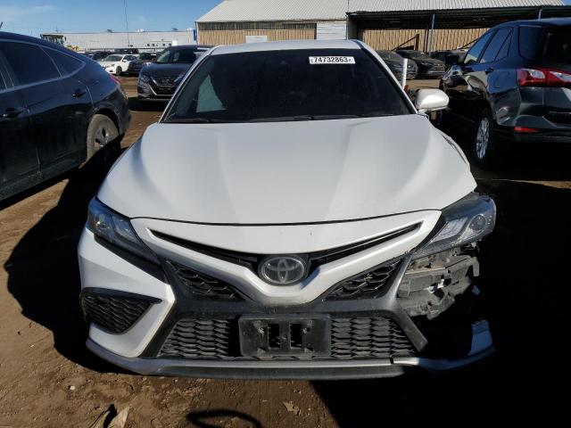 4T1K61AK0MU597447 - 2021 TOYOTA CAMRY XSE WHITE photo 5