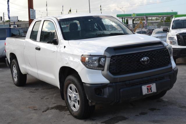 5TFUM5F16JX077080 - 2018 TOYOTA TUNDRA DOUBLE CAB SR/SR5 WHITE photo 1