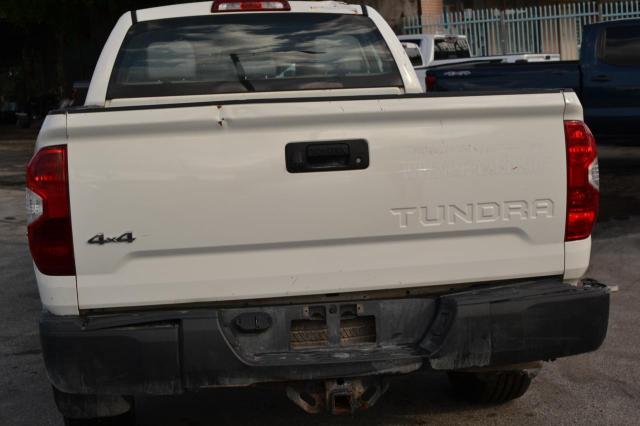 5TFUM5F16JX077080 - 2018 TOYOTA TUNDRA DOUBLE CAB SR/SR5 WHITE photo 6