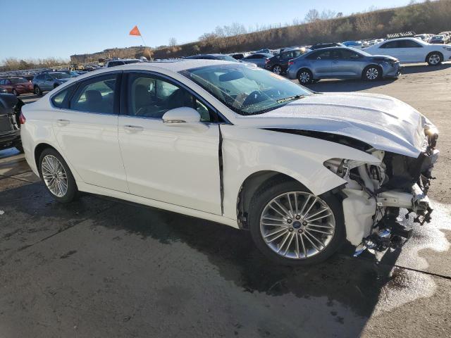 3FA6P0T91GR122804 - 2016 FORD FUSION SE WHITE photo 4