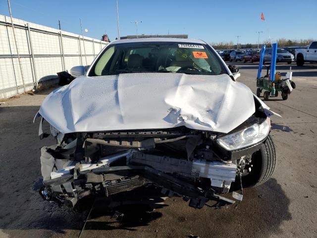 3FA6P0T91GR122804 - 2016 FORD FUSION SE WHITE photo 5