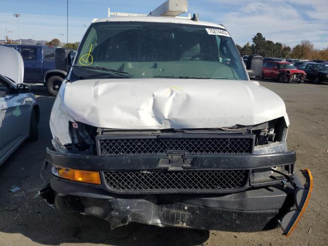 1GCWGBFGXJ1292628 - 2018 CHEVROLET EXPRESS G2 WHITE photo 5