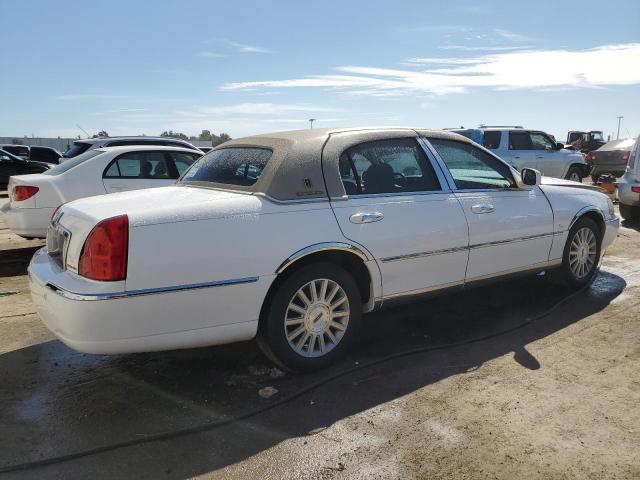 1LNHM81W84Y601636 - 2004 LINCOLN TOWN CAR EXECUTIVE WHITE photo 3