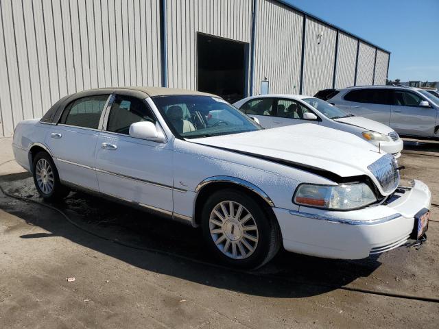 1LNHM81W84Y601636 - 2004 LINCOLN TOWN CAR EXECUTIVE WHITE photo 4