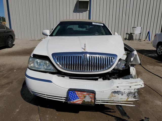 1LNHM81W84Y601636 - 2004 LINCOLN TOWN CAR EXECUTIVE WHITE photo 5
