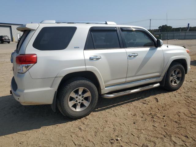 JTEBU5JR2B5049614 - 2011 TOYOTA 4RUNNER SR5 WHITE photo 3