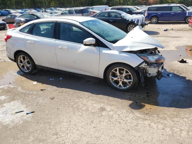 1FAHP3J20CL365321 - 2012 FORD FOCUS TITANIUM WHITE photo 4