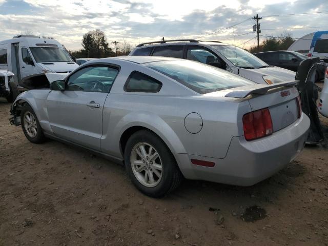 1ZVFT80N865244693 - 2006 FORD MUSTANG SILVER photo 2