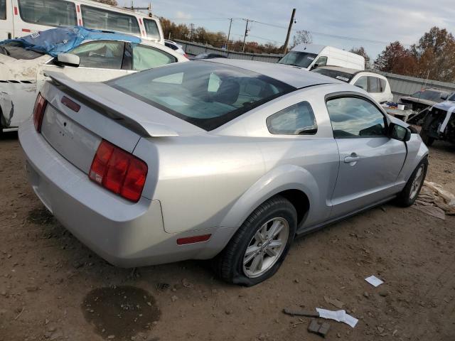 1ZVFT80N865244693 - 2006 FORD MUSTANG SILVER photo 3