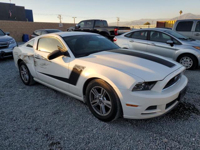 1ZVBP8AM8D5241766 - 2013 FORD MUSTANG WHITE photo 4