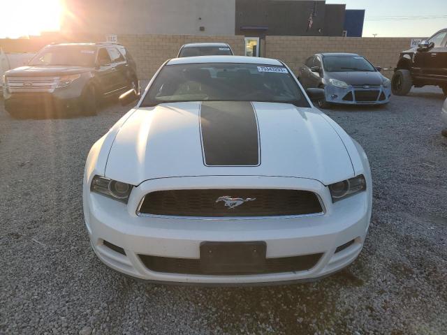 1ZVBP8AM8D5241766 - 2013 FORD MUSTANG WHITE photo 5