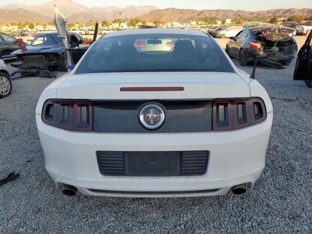 1ZVBP8AM8D5241766 - 2013 FORD MUSTANG WHITE photo 6