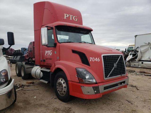 4V4NC9EJ5AN292739 - 2010 VOLVO VN VNL RED photo 1