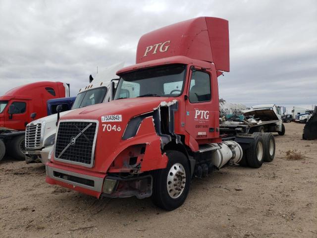 4V4NC9EJ5AN292739 - 2010 VOLVO VN VNL RED photo 2