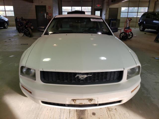 1ZVFT80N755149394 - 2005 FORD MUSTANG WHITE photo 5