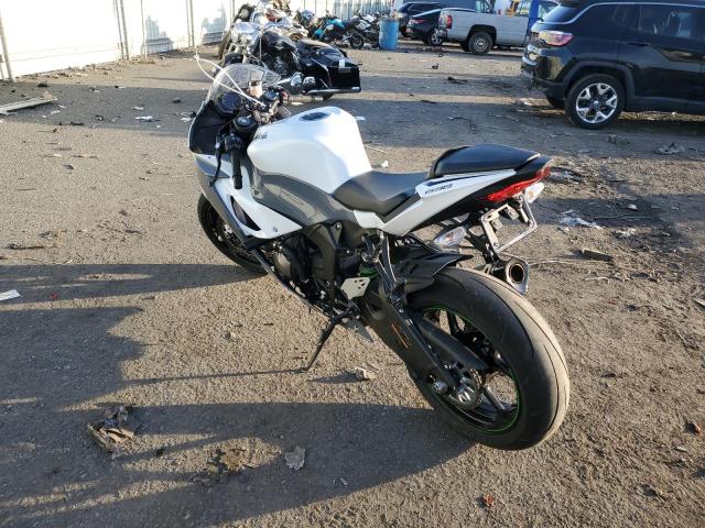 JKBZXJH11MA009799 - 2021 KAWASAKI ZX636 K WHITE photo 3