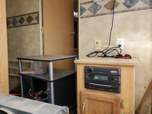 4YDT37D255E313979 - 2005 KEYSTONE HORNET WHITE photo 5