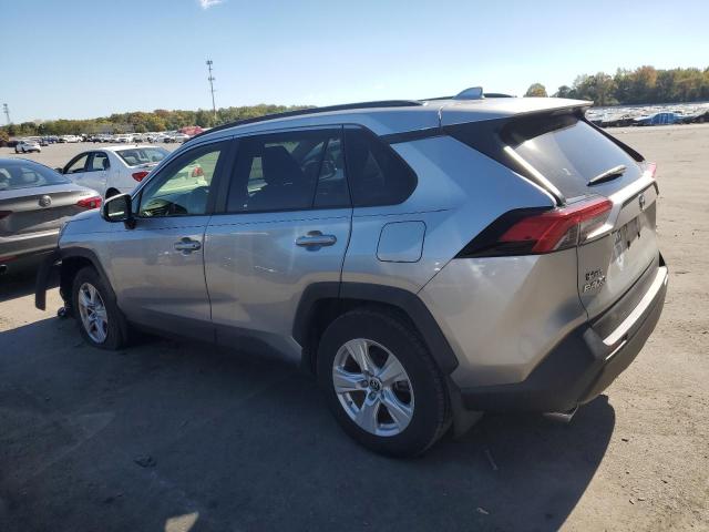 JTMP1RFV8KJ009416 - 2019 TOYOTA RAV4 XLE SILVER photo 2