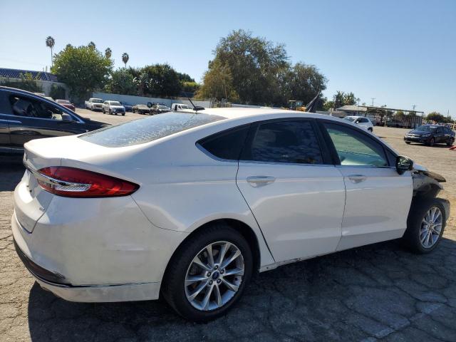 3FA6P0H71HR201334 - 2017 FORD FUSION SE WHITE photo 3