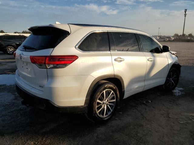 5TDKZRFH2JS529903 - 2018 TOYOTA HIGHLANDER SE WHITE photo 3