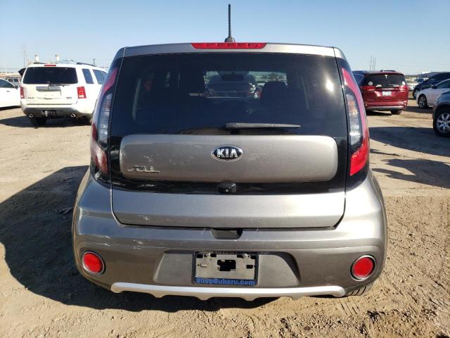 KNDJP3A57J7563695 - 2018 KIA SOUL + GRAY photo 6