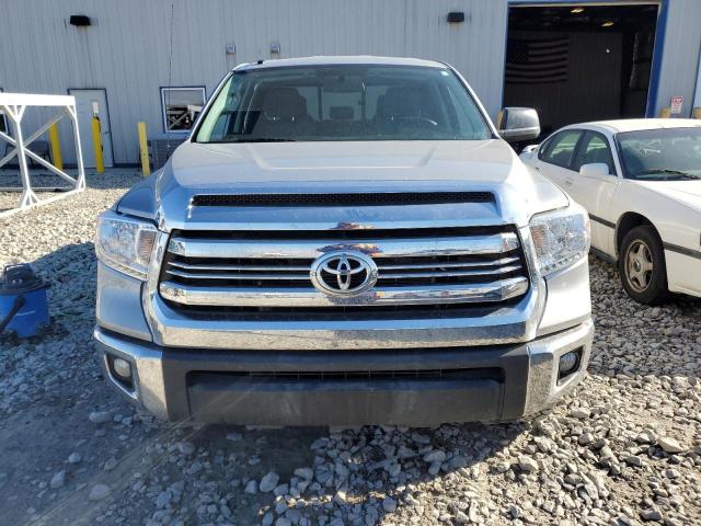 5TFUW5F18HX592229 - 2017 TOYOTA TUNDRA DOUBLE CAB SR/SR5 SILVER photo 5