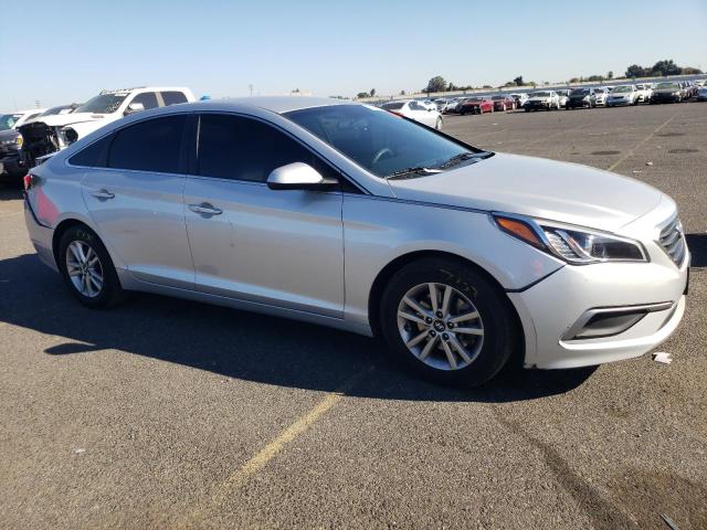 5NPE24AF8HH565685 - 2017 HYUNDAI SONATA SE SILVER photo 4