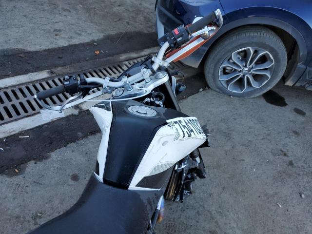 VBKLDV402JM714374 - 2018 KTM 690 DUKE WHITE photo 5