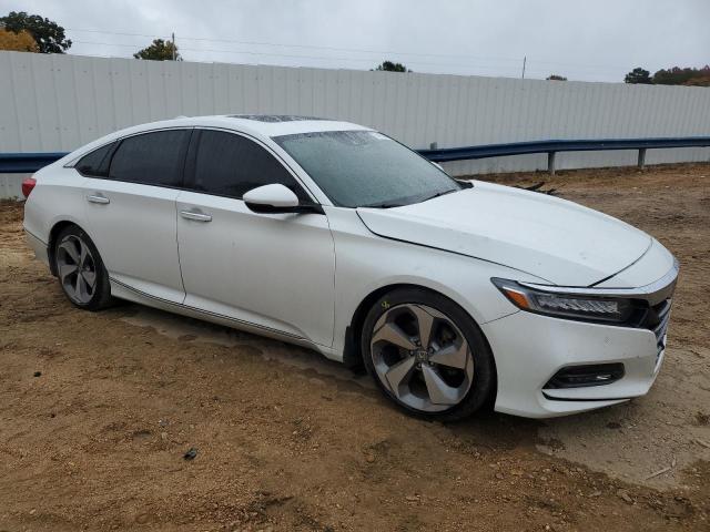 1HGCV1F94JA165363 - 2018 HONDA ACCORD TOURING WHITE photo 4