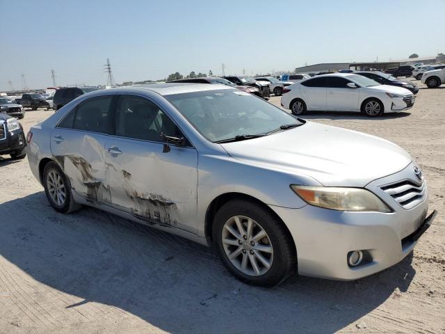 4T1BK3EKXBU130163 - 2011 TOYOTA CAMRY SE SILVER photo 4