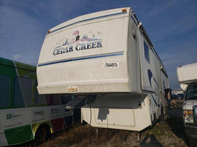 4X4FCRK262P185180 - 2002 CEDA 5TH WHEEL WHITE photo 2