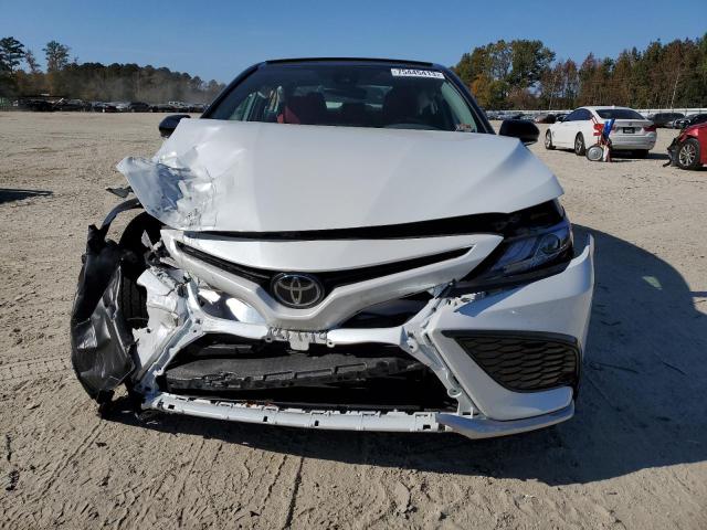 4T1K61BK7PU090208 - 2023 TOYOTA CAMRY XSE WHITE photo 5