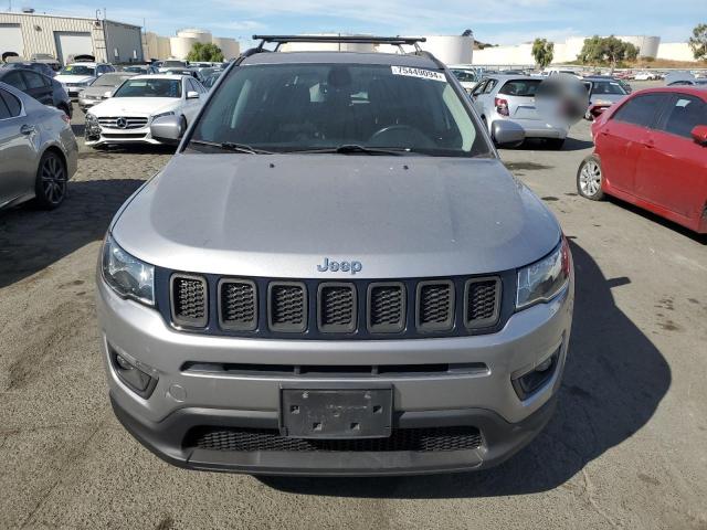 3C4NJCBB4JT286250 - 2018 JEEP COMPASS LATITUDE SILVER photo 5