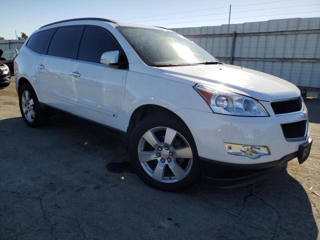 1GNEV33D49S108573 - 2009 CHEVROLET TRAVERSE LTZ WHITE photo 4