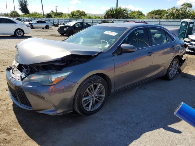 4T1BF1FK3FU483535 - 2015 TOYOTA CAMRY SE LE Gri fotoğraf 1