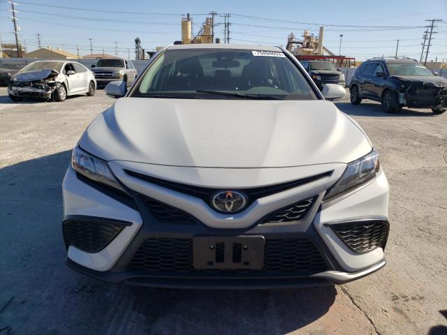 4T1G11AK4NU063048 - 2022 TOYOTA CAMRY SE WHITE photo 5